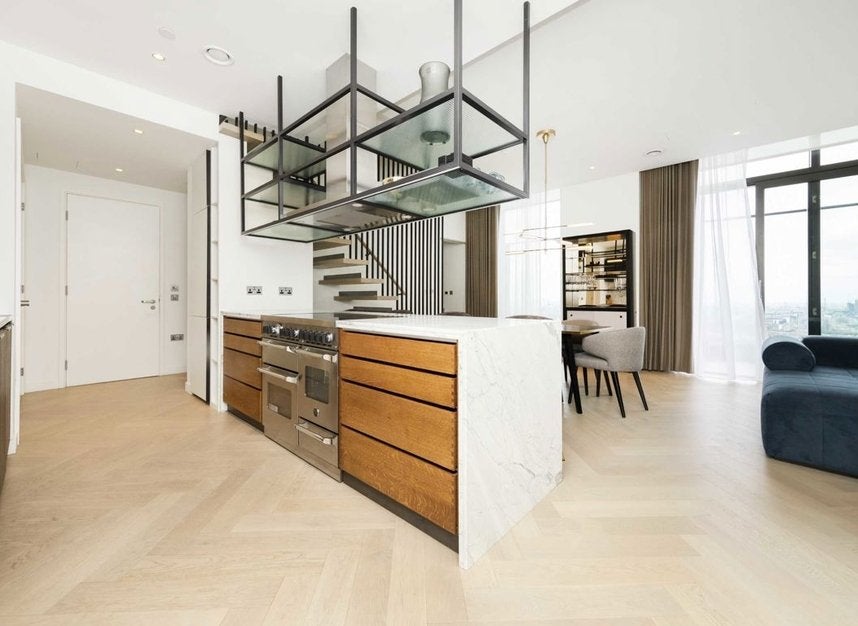 Flat South Quay Walk in Greater London