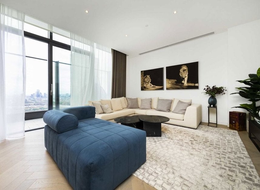 Flat South Quay Walk in Greater London
