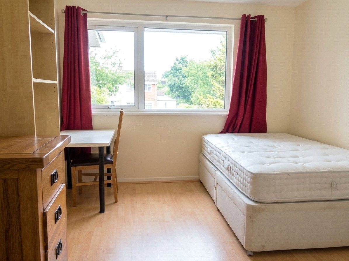 Flat Ruskin Park House in Greater London