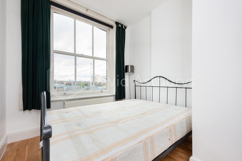 Flat Alexandra Park Road in Greater London