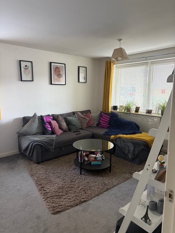 Room Newport Avenue in Greater London
