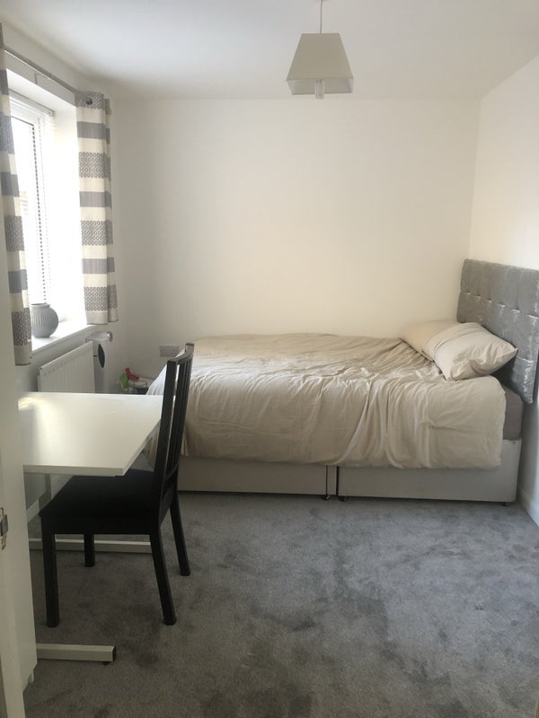 Room Newport Avenue in Greater London