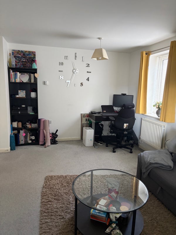 Room Newport Avenue in Greater London