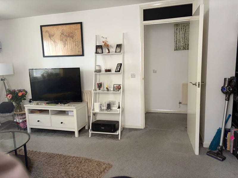 Room Newport Avenue in Greater London