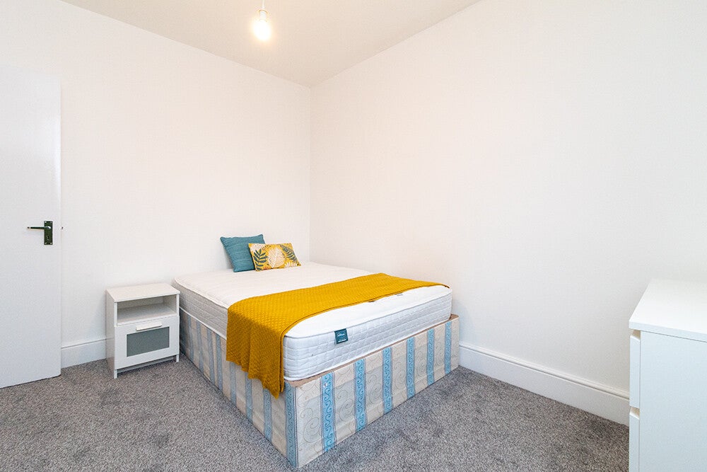 Flat Ladbroke Crescent in Greater London