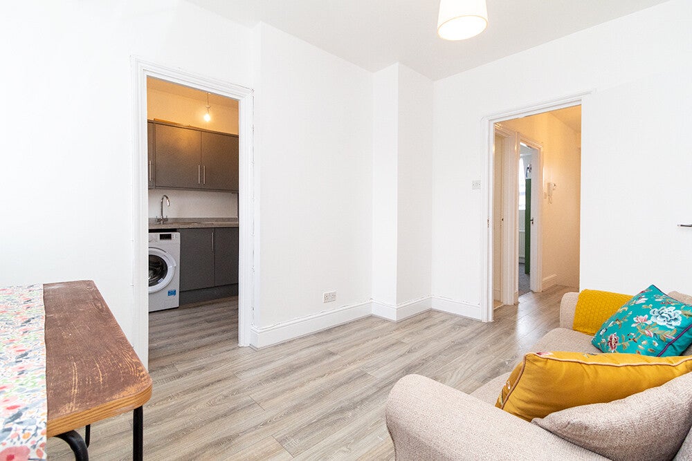 Flat Ladbroke Crescent in Greater London
