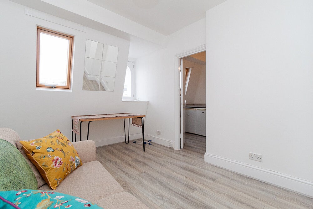 Flat Ladbroke Crescent in Greater London