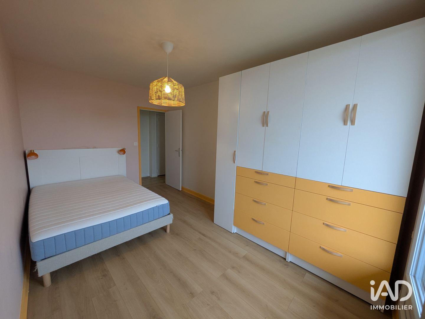 Flat Place de Gasperi in Pontoise