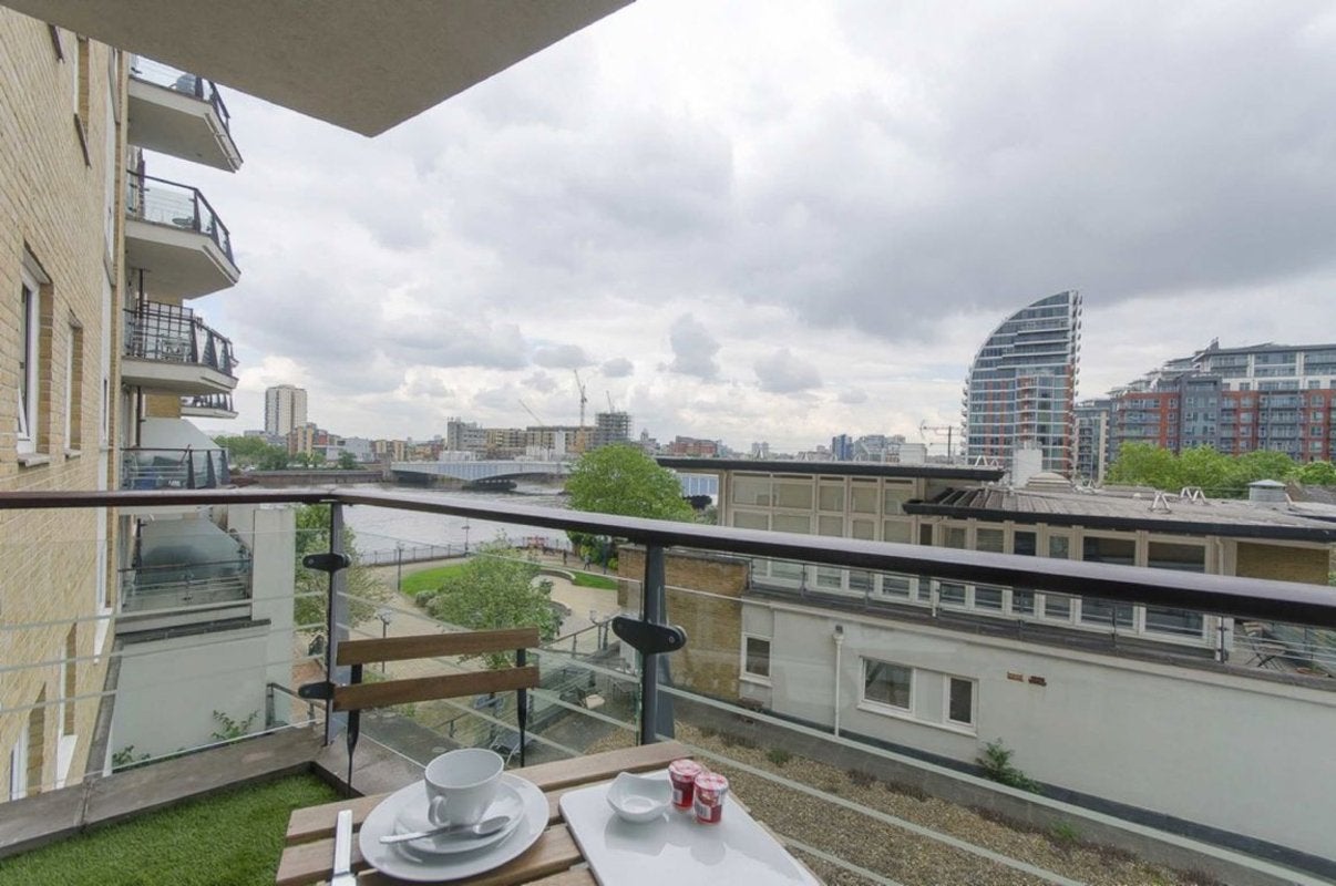 Flat Smugglers Way in Greater London