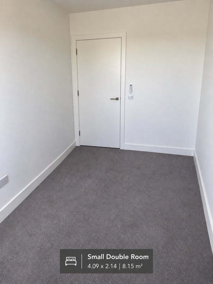 Room Healum Avenue in Greater London