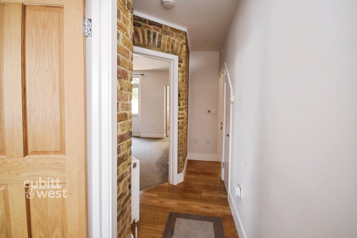 Flat Woodmere Avenue in Greater London