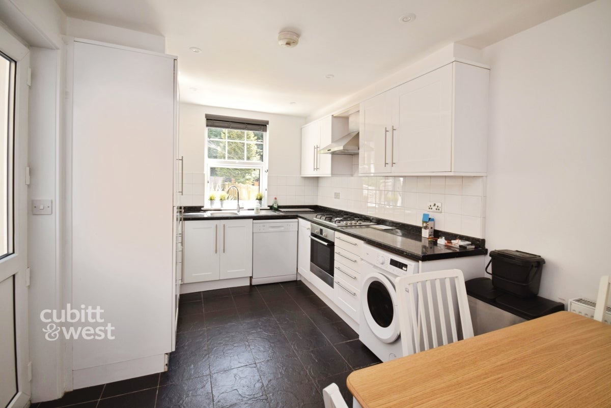 Flat Woodmere Avenue in Greater London