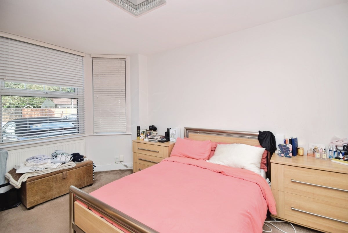 Flat Purley Park Road in London