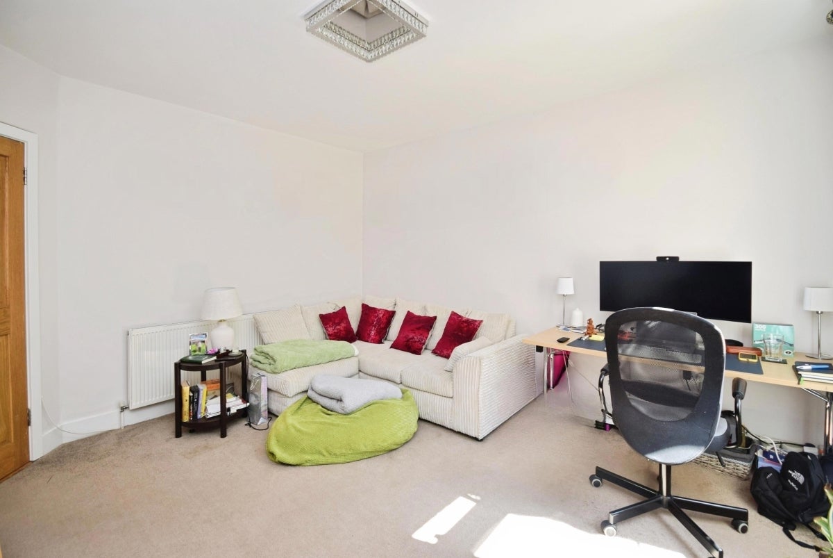 Flat Purley Park Road in London