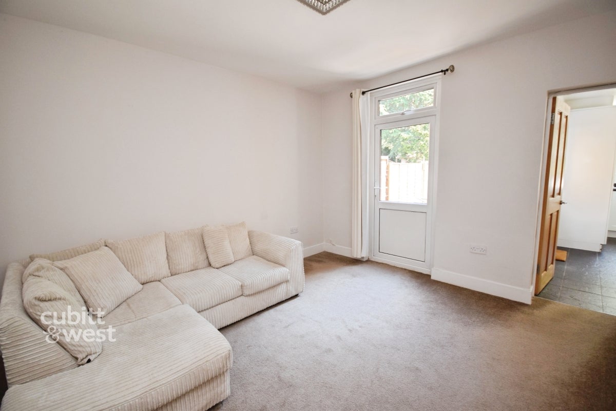 Flat Woodmere Avenue in Greater London
