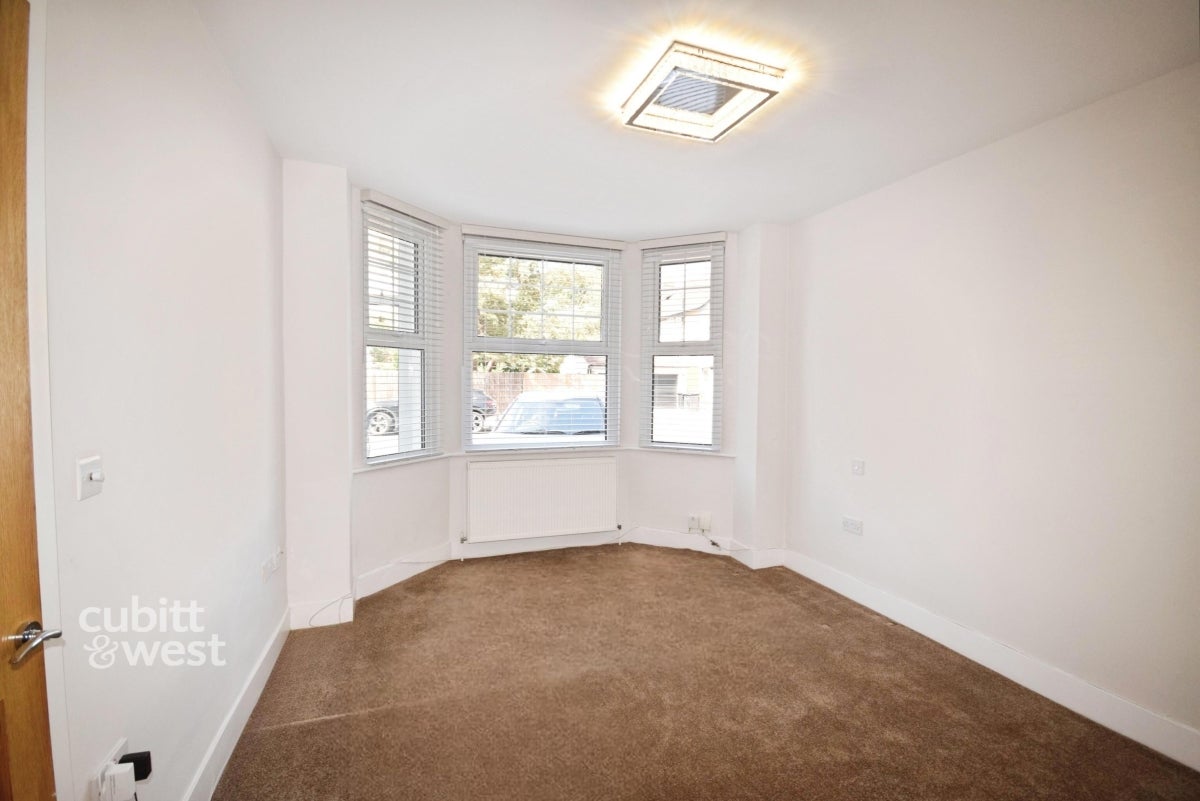 Flat Woodmere Avenue in Greater London