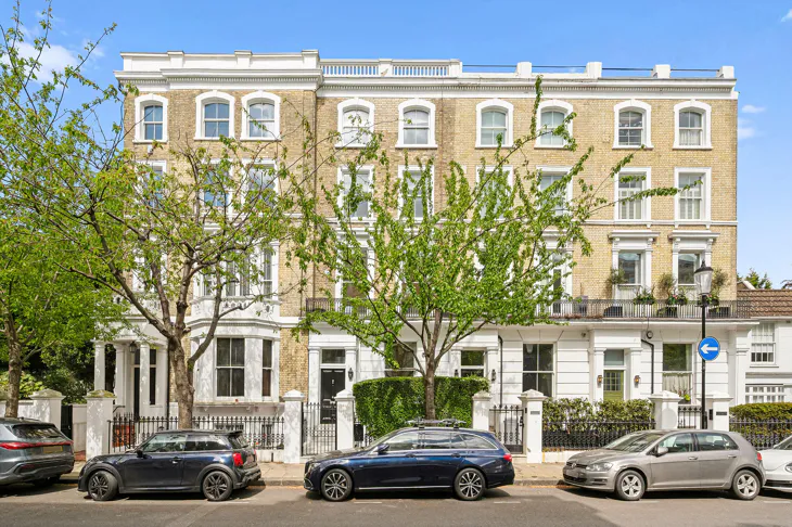 Flat Cathcart Road in Greater London