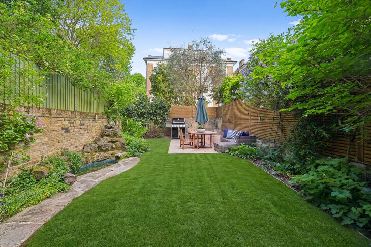 Flat Cathcart Road in Greater London