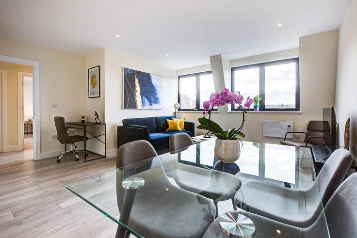 Flat Ewell Road in Greater London