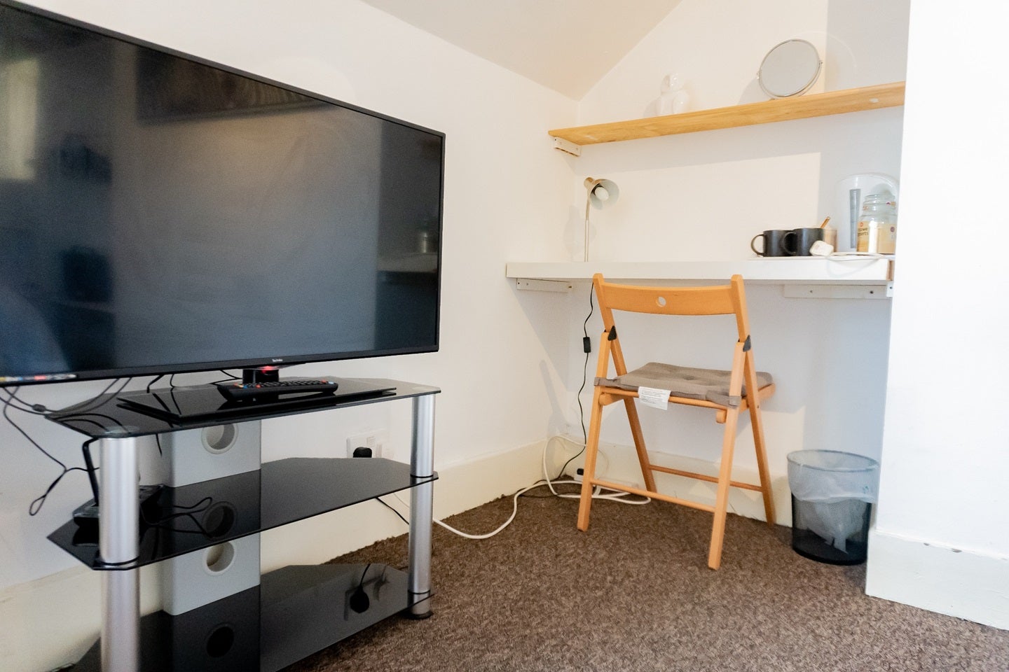 Room Elphinstone Road in Portsmouth
