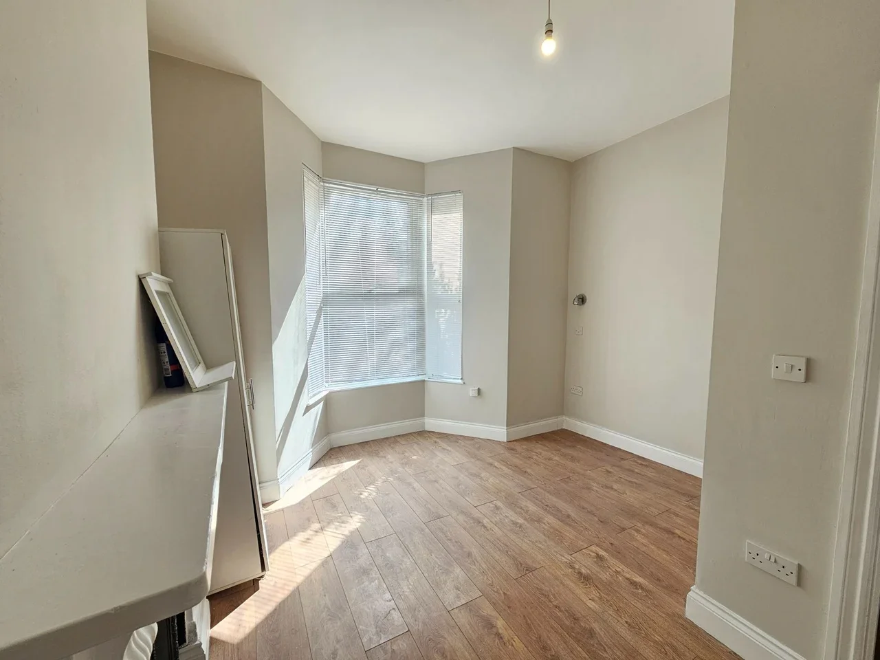 Flat Elsden Road in Greater London