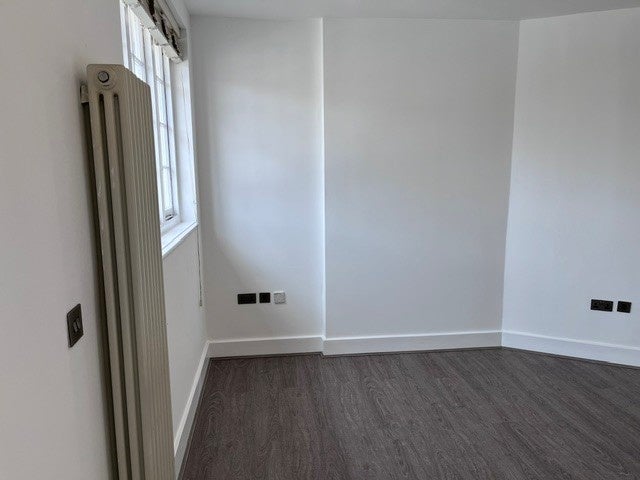 Flat Golders Green Road in Greater London