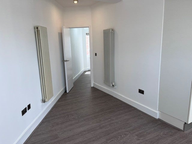 Flat Golders Green Road in Greater London