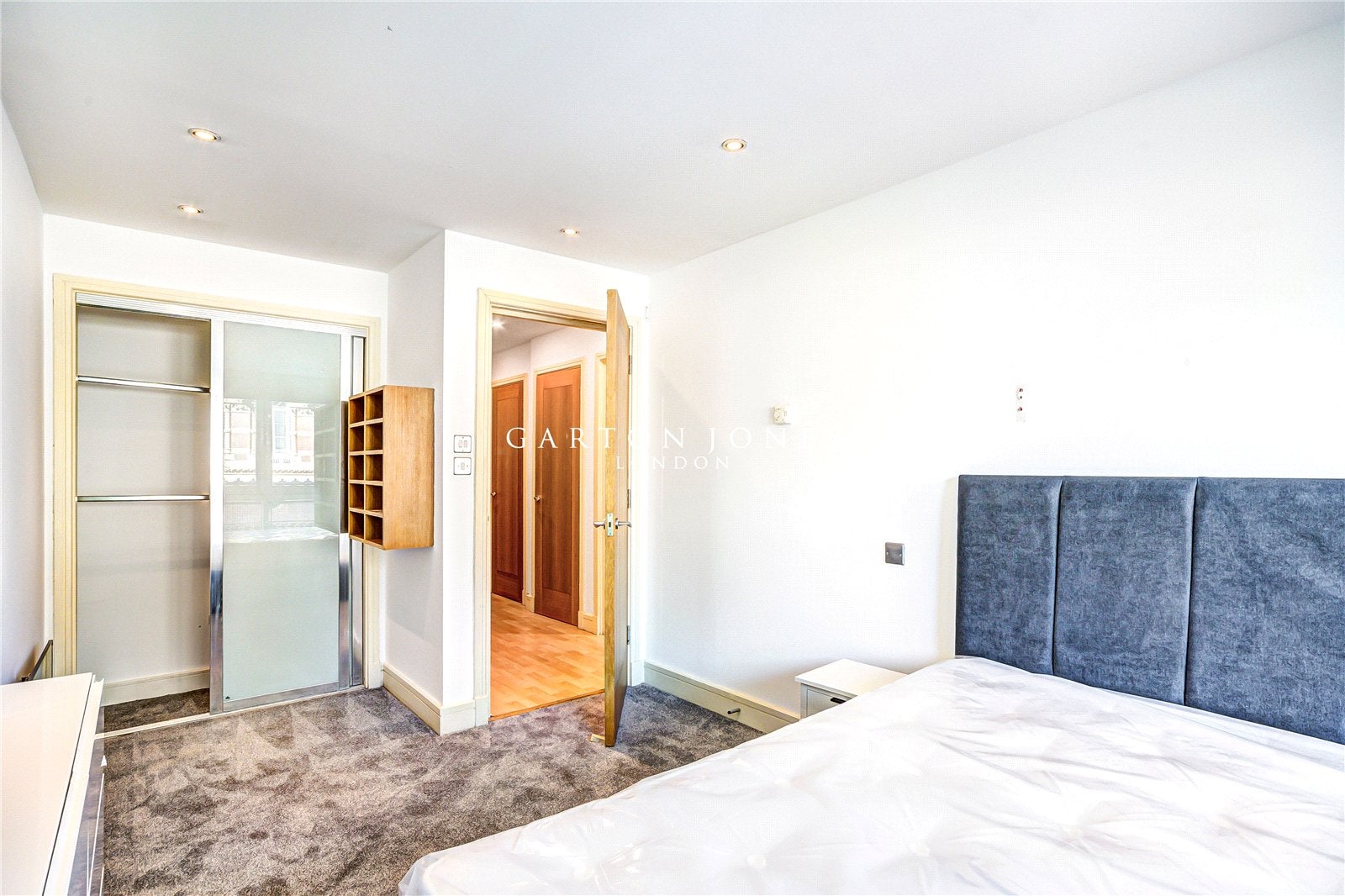 Flat Albert Embankment in Greater London