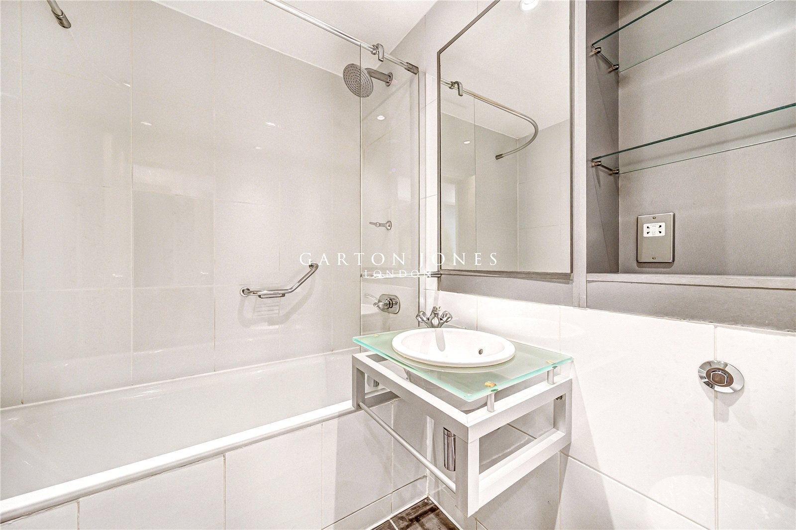 Flat Albert Embankment in Greater London