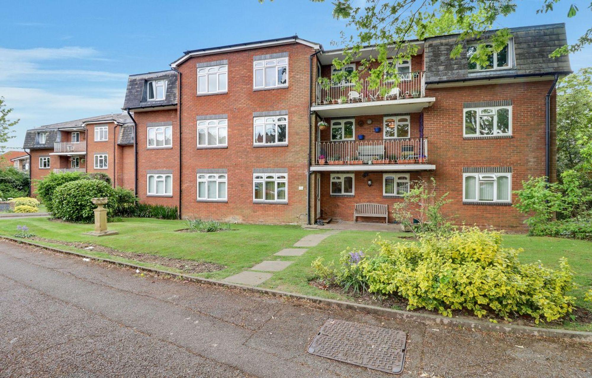Flat The Willows in Elmbridge