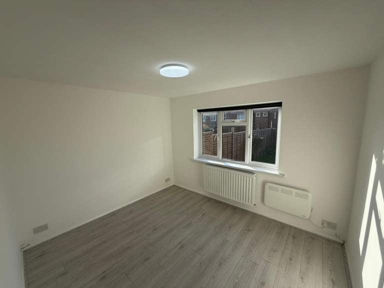 Flat Maddocks Close in Greater London