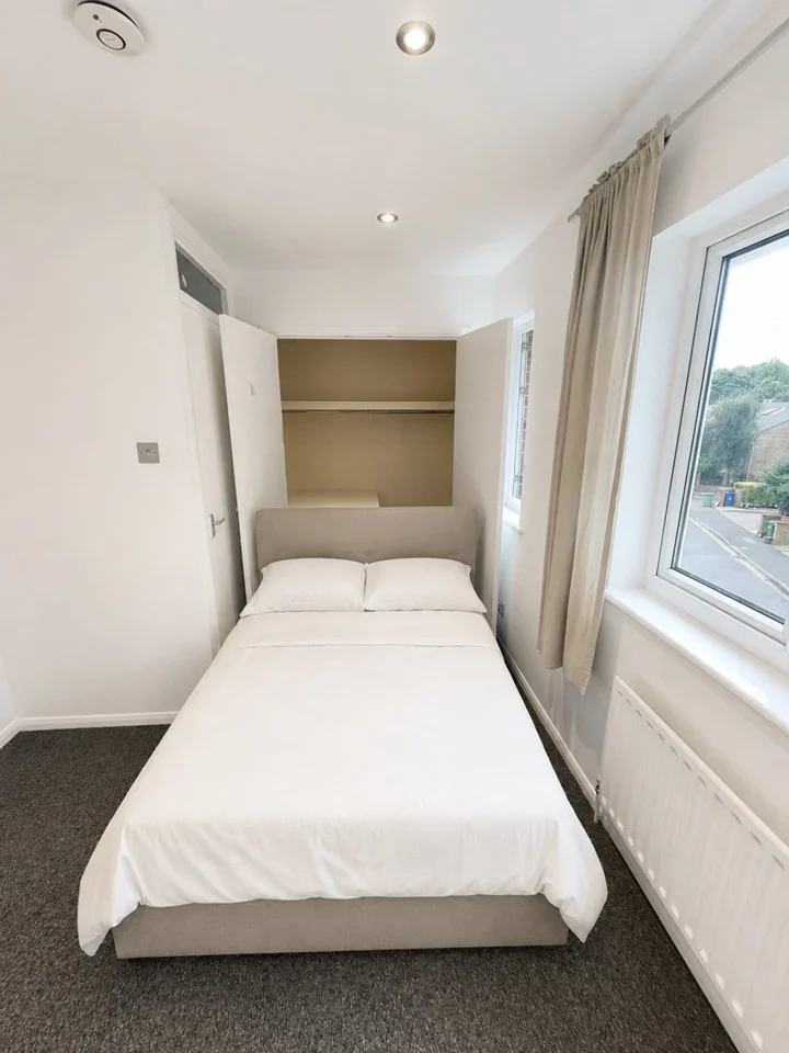Room Ann Moss Way in Greater London