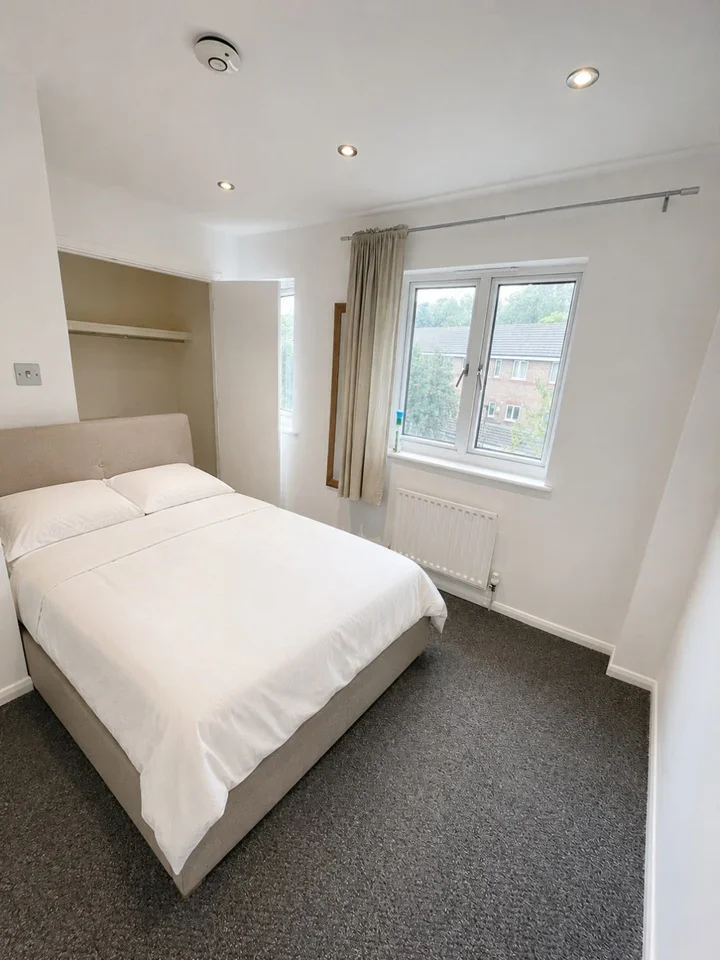 Room Ann Moss Way in Greater London