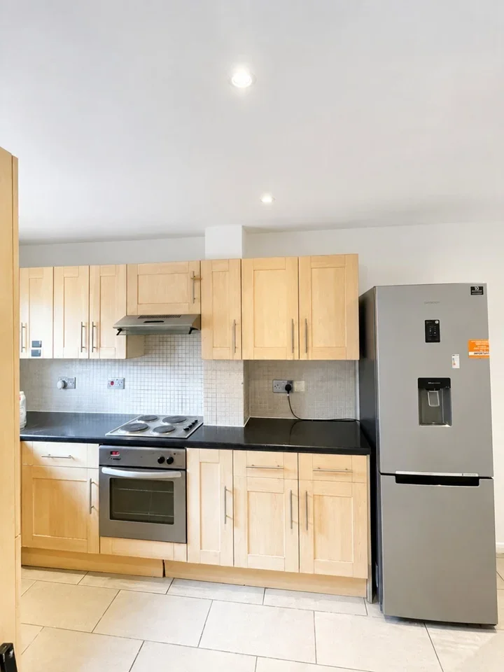 Room Ann Moss Way in Greater London