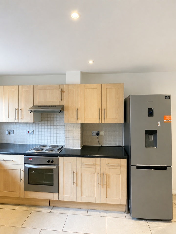 Room Ann Moss Way in Greater London