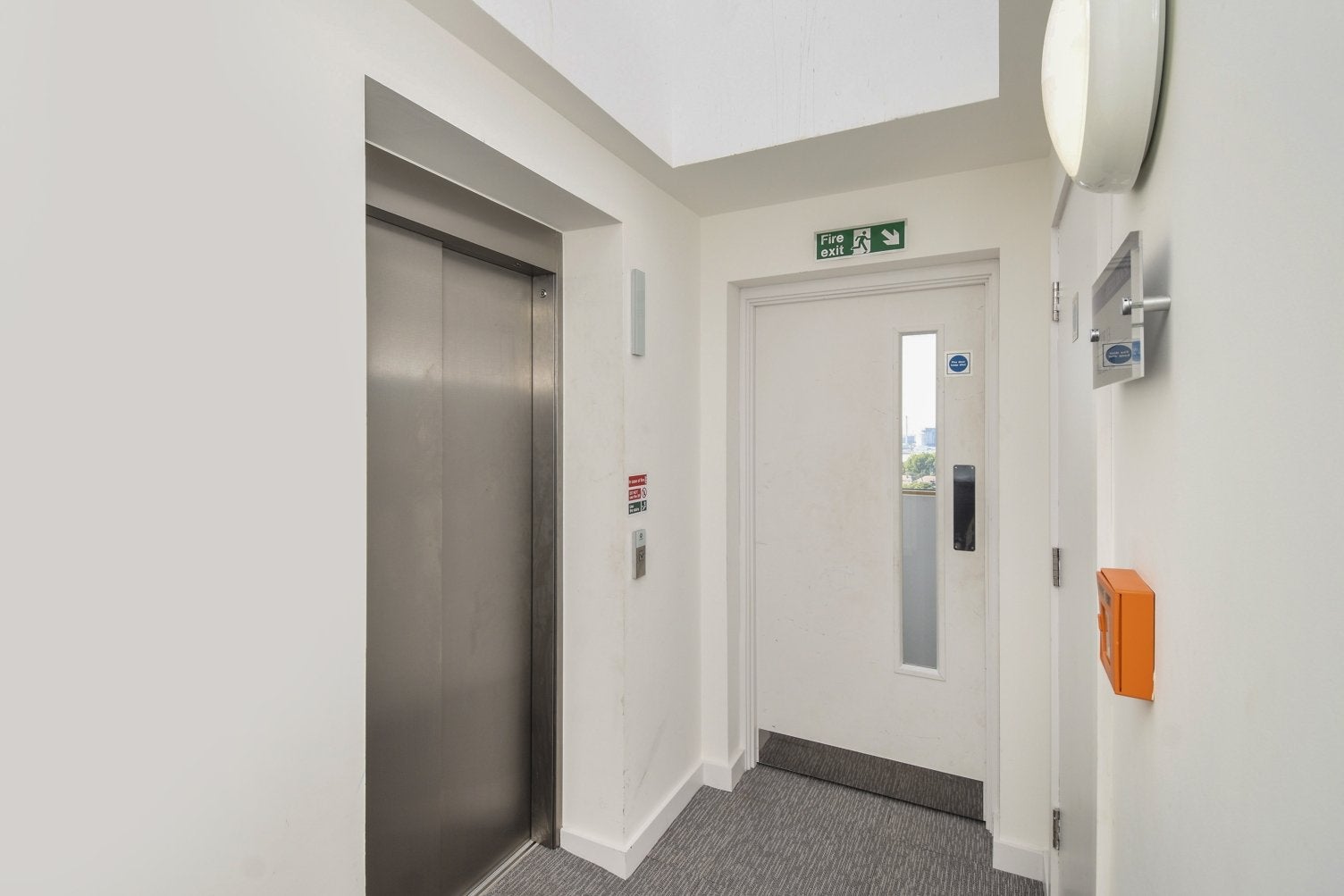 Flat Wellington Street in Greater London