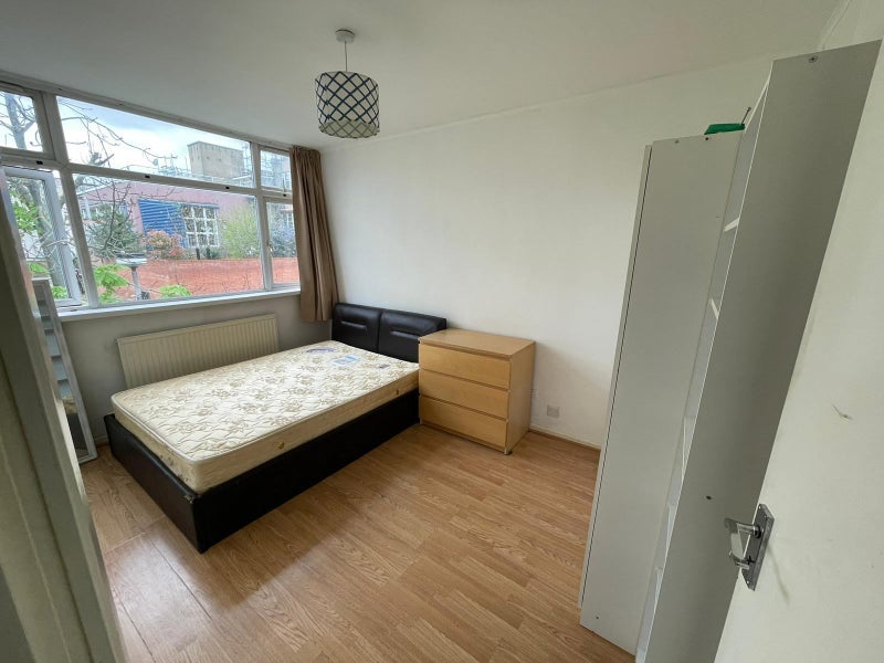 Room Spring Walk in Greater London