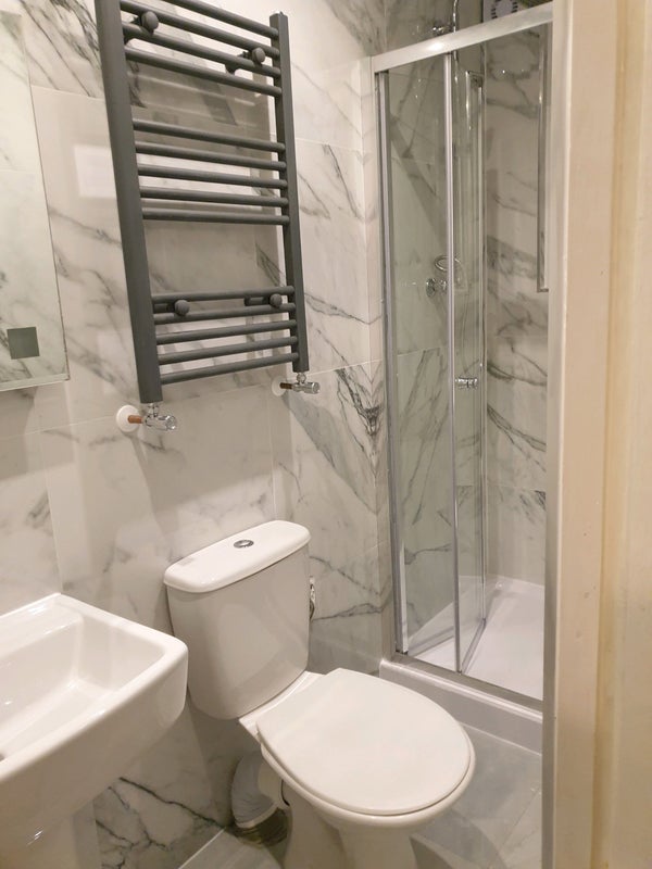 Room Spring Walk in Greater London