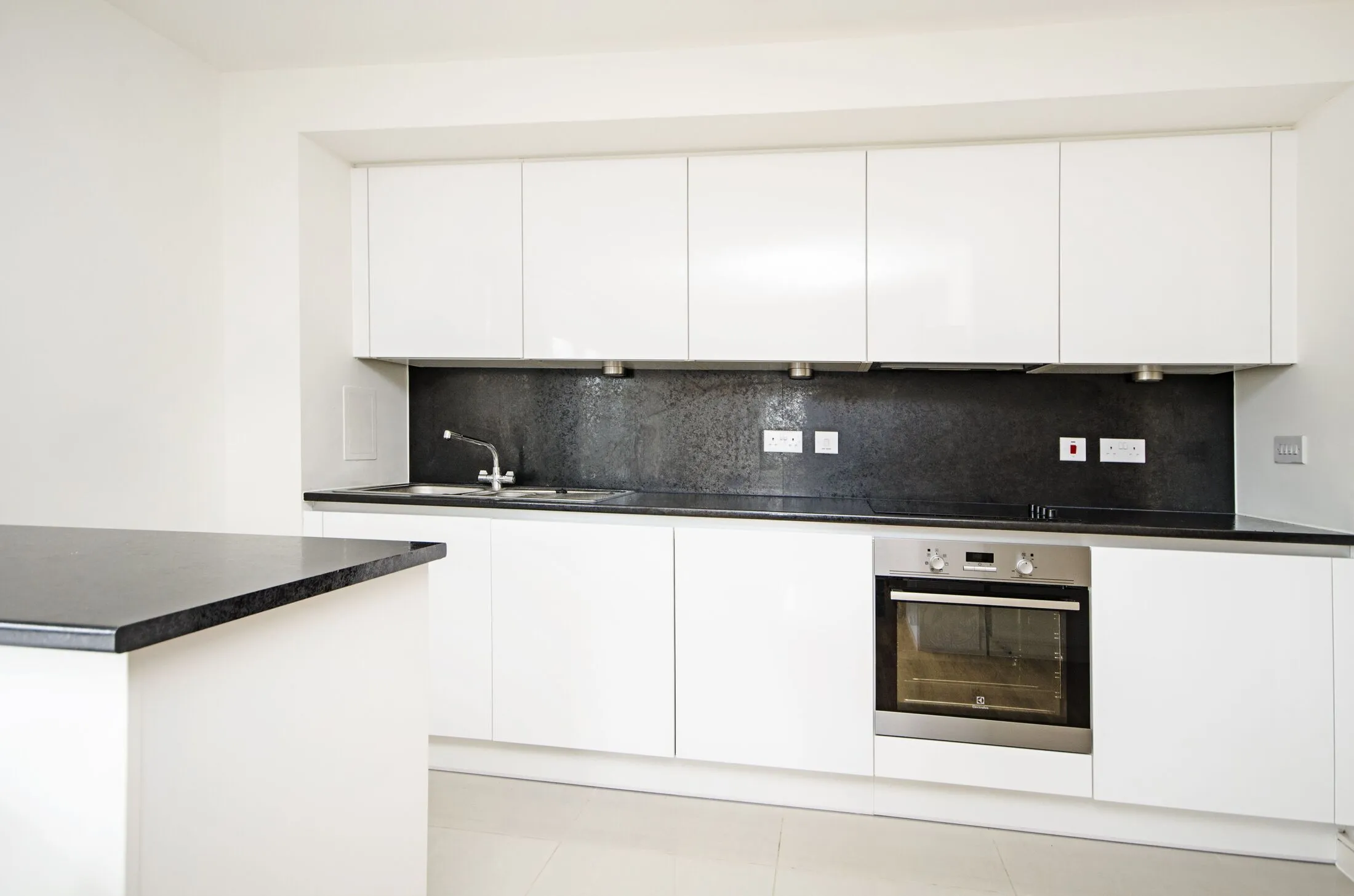 Flat Shearwater Drive in Greater London