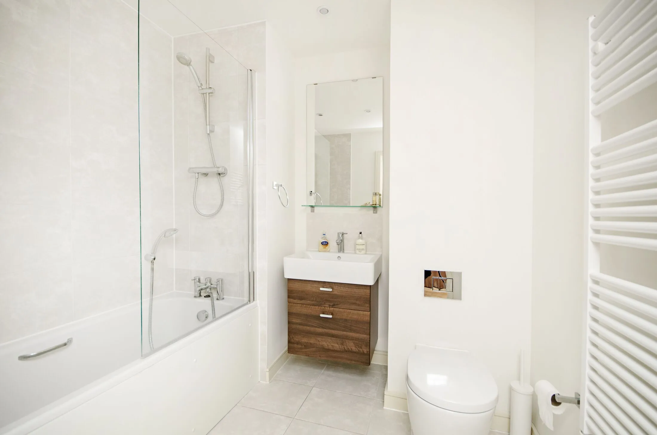 Flat Shearwater Drive in Greater London