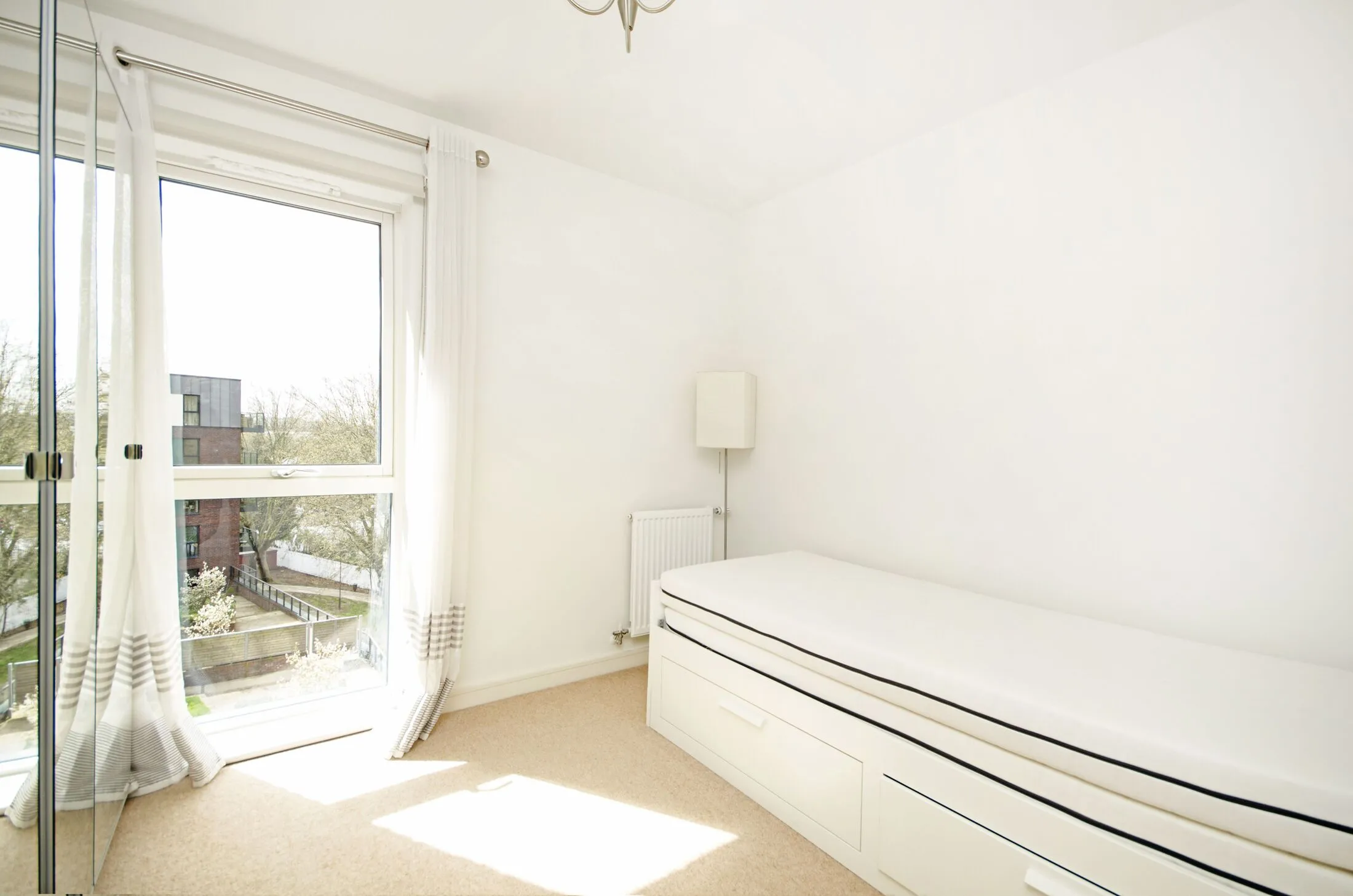 Flat Shearwater Drive in Greater London