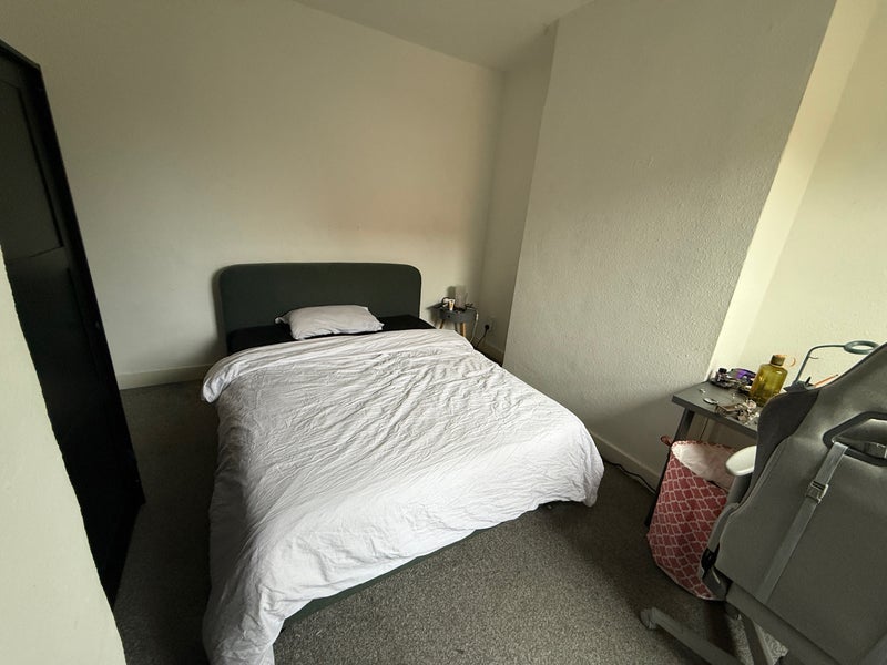 Room Newport Road in Greater London