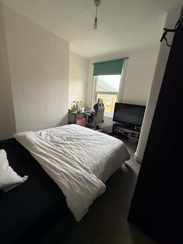 Room Newport Road in Greater London