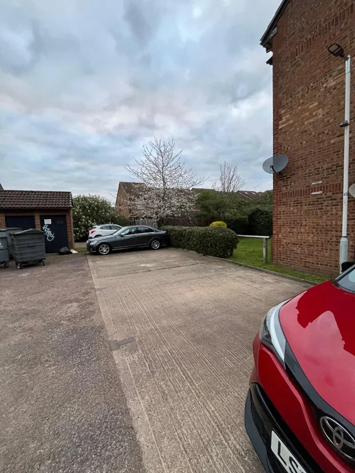 Flat Hawthorne Crescent in Greater London