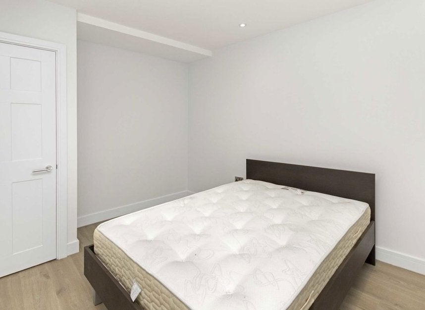 Flat Watercress Place in Greater London