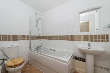 Flat Beeton Way in Greater London
