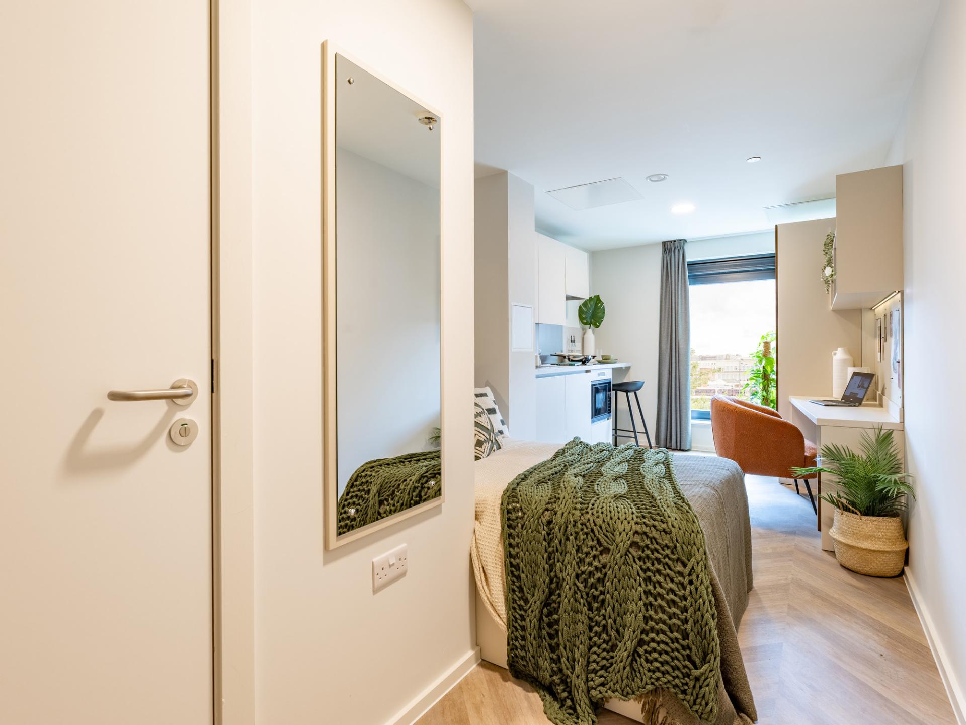 Room Queens Road East in Nottingham