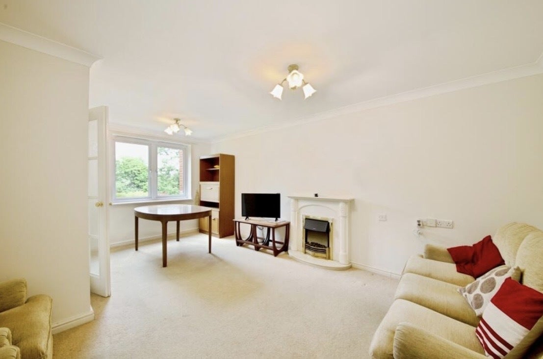 Flat Winchmore Hill Road in Greater London