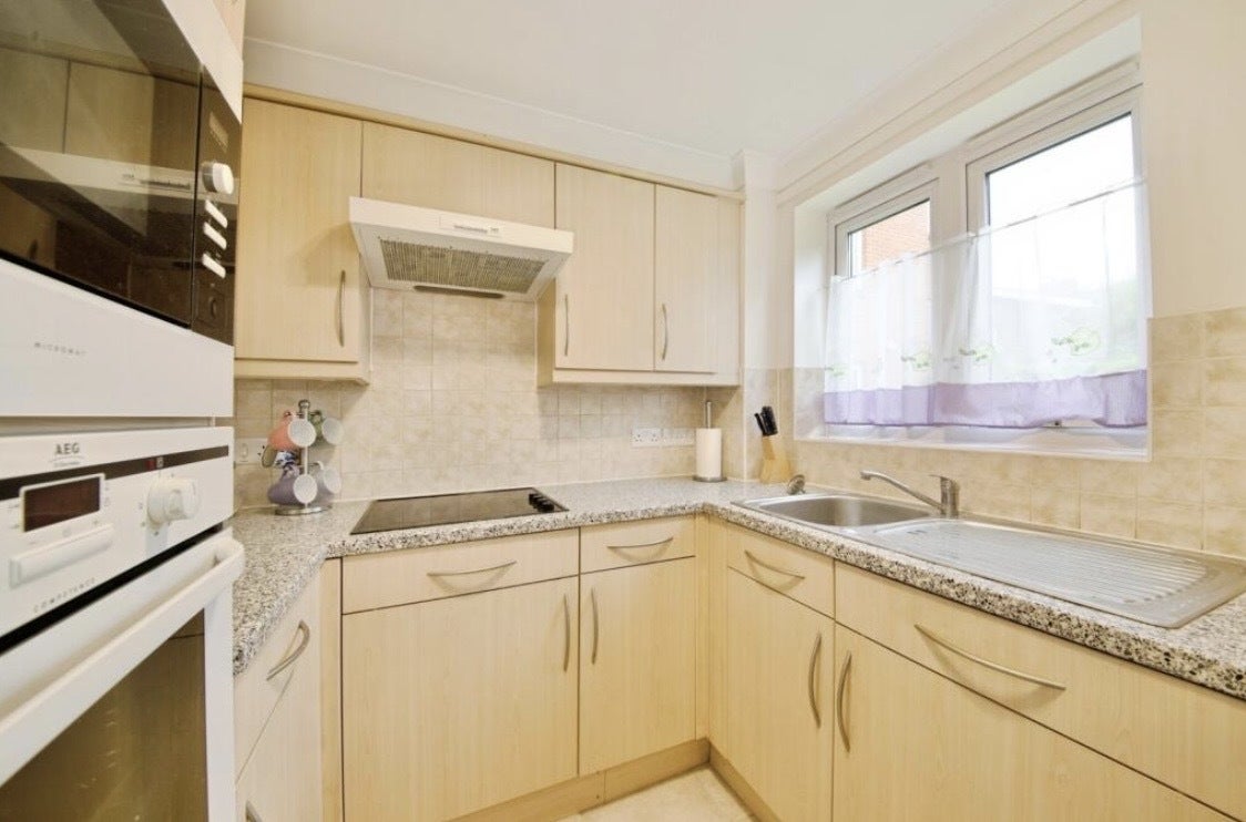 Flat Winchmore Hill Road in Greater London