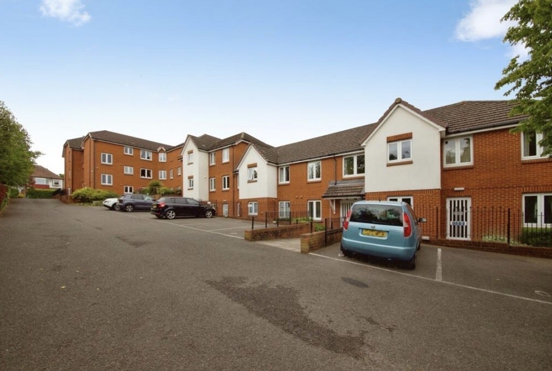 Flat Winchmore Hill Road in Greater London